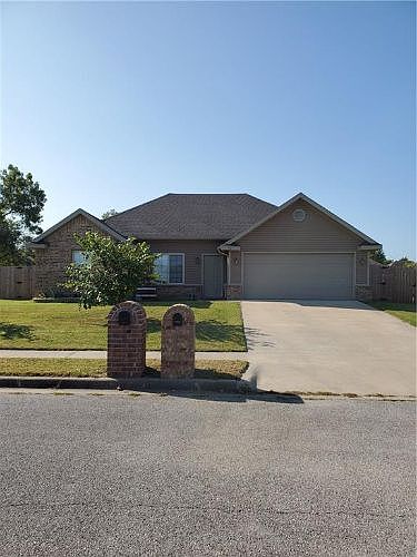 1st image of 761 Crawford Ln