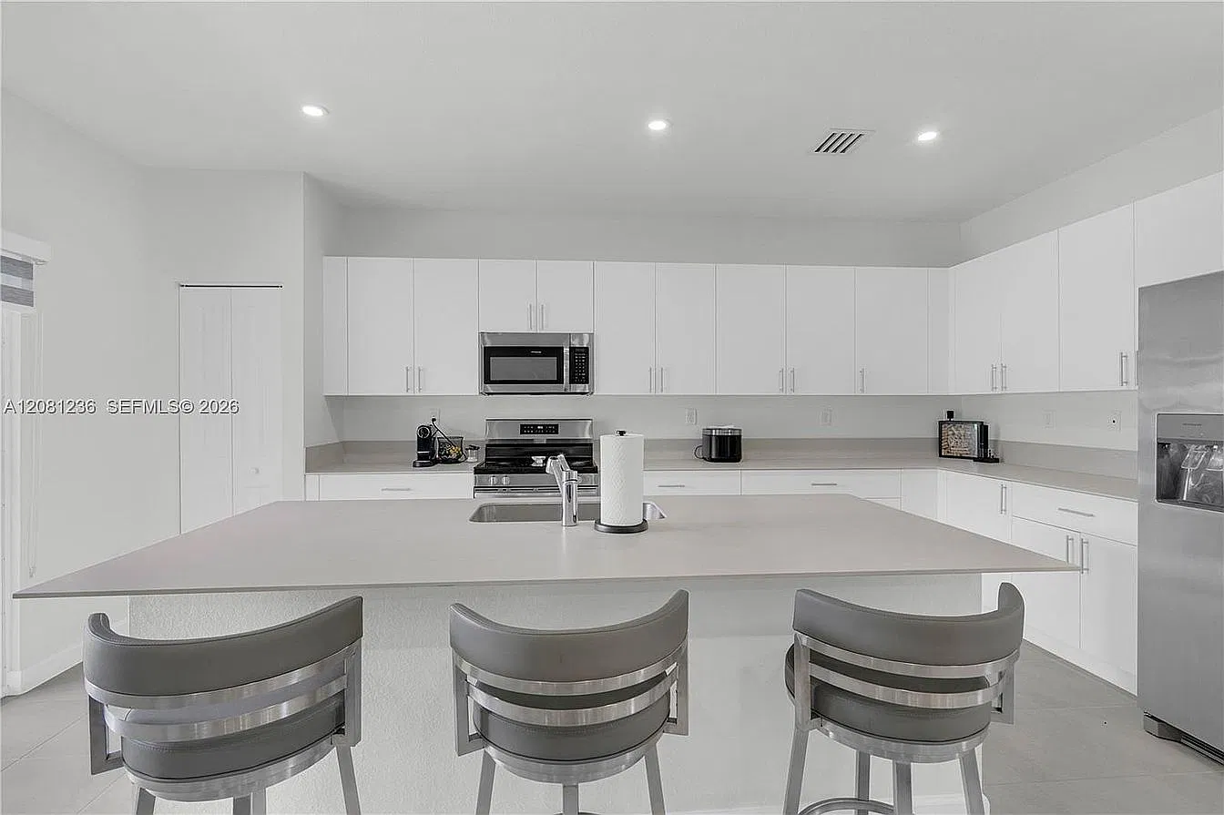 4 bed, 3.0 bath, 2412 sqft, $4,300 — Photo 2