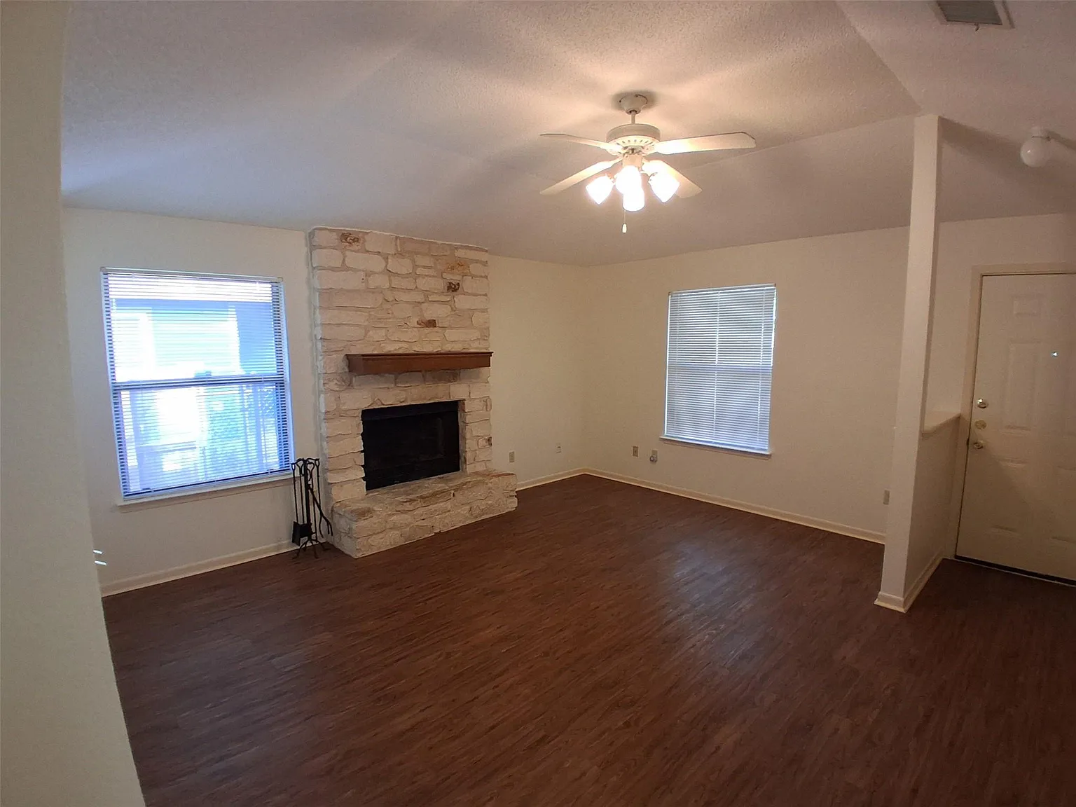 3 bed, 1.5 bath, 1050 sqft, $1,850 — Photo 2