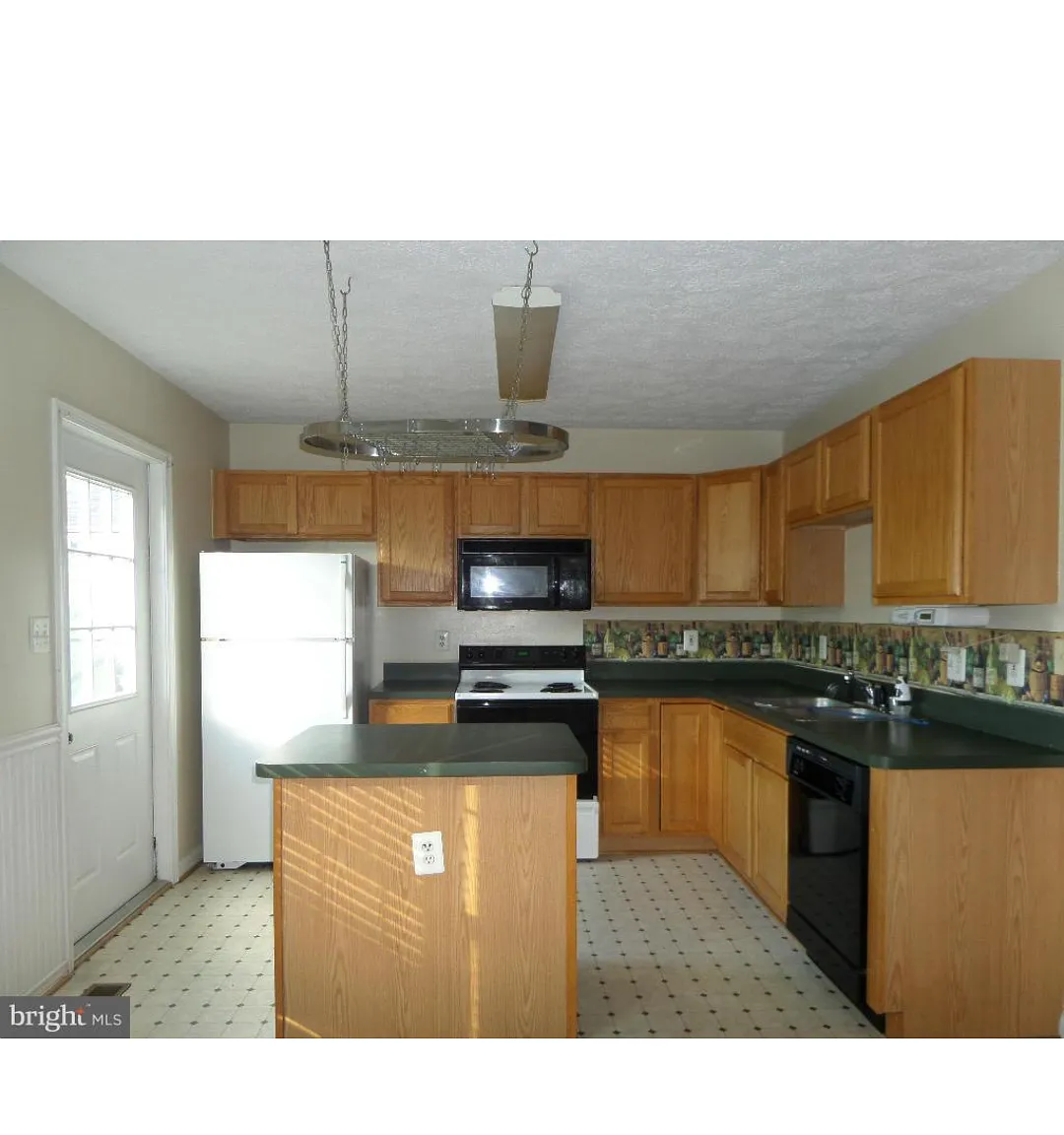 4 bed, 1850 sqft, $2,500 — Photo 4