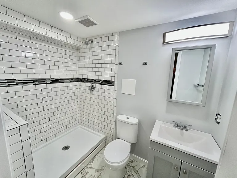 588 E 5th St #1 — Photo 13