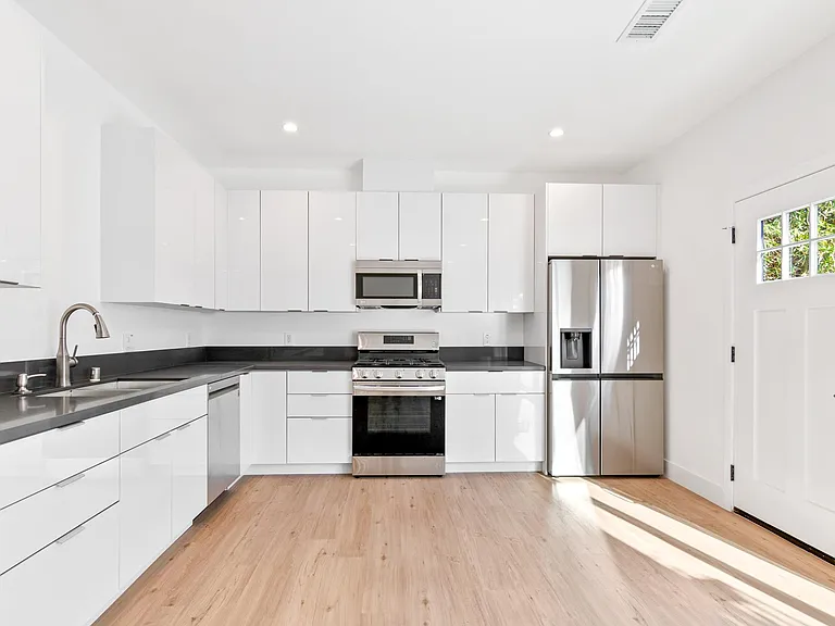 18203 Sunburst St — Photo 1