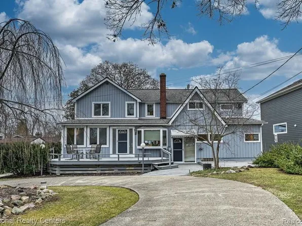 3453 Ormond Rd, White Lake, MI 48383
