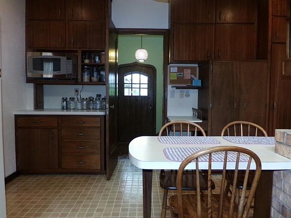 5th image of 221 E School St