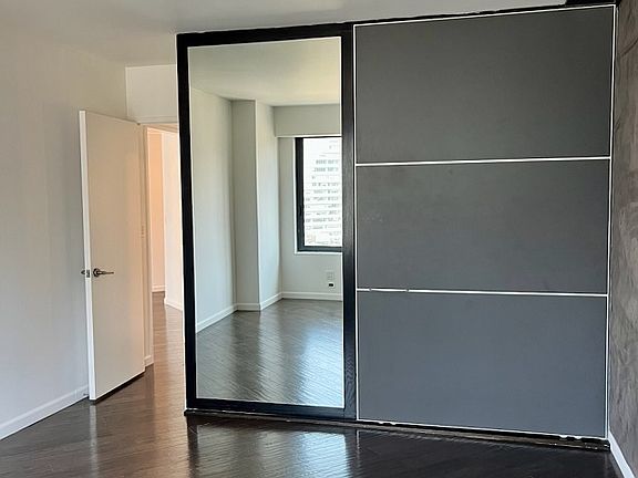 4th image of 200 E 61st St APT 31B