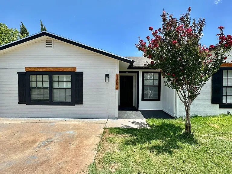 1802 High Butte Dr — Photo 2