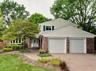700 Ruskin Dr, Elk Grove Village, IL 60007