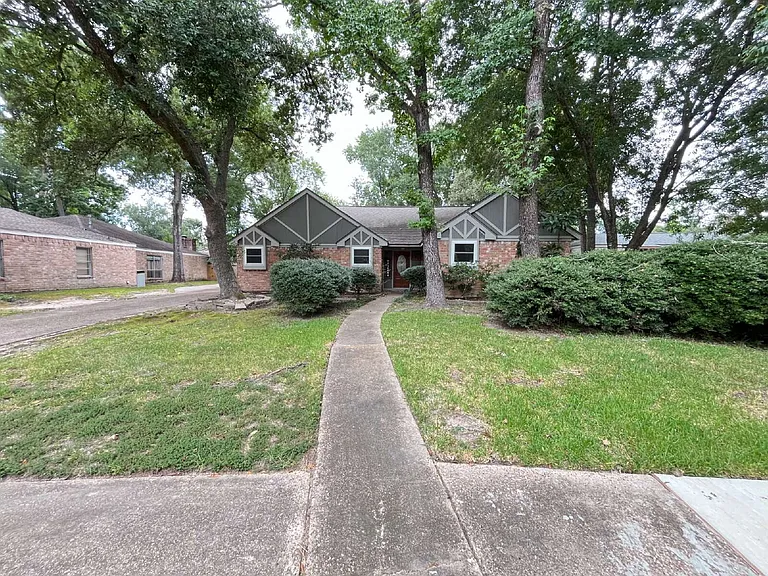 2919 Holly Green Dr — Photo 1