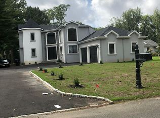 278 Dunkerhook Rd, Paramus, NJ 07652