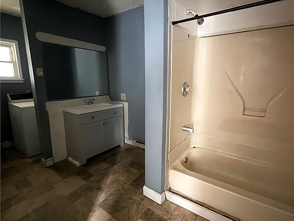 4th image of 25 Chapin St