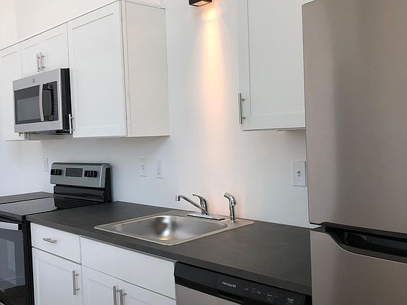 5th image of 401 Charlotte St #109