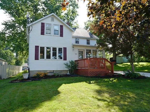906 Freeman St, Charles City, IA 50616
