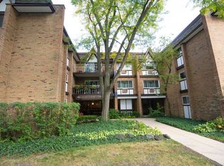 320 Claymoor Rd #3-D, Hinsdale, IL 60521