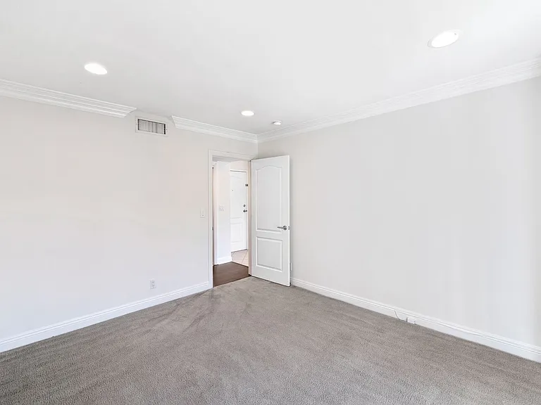2300 Fox Hills Dr — Photo 12