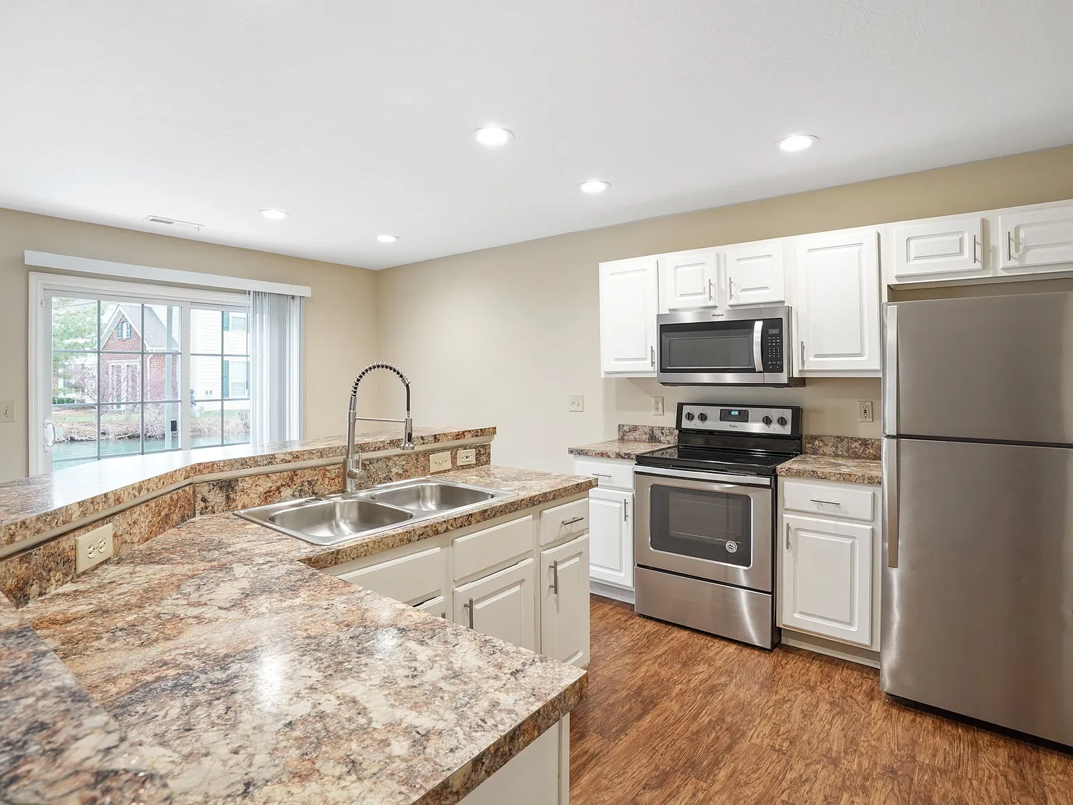 2 bed, 2.5 bath, 1347 sqft, $2,075 — Photo 3