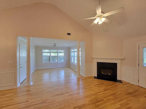 4th image of 277 Southbank Dr