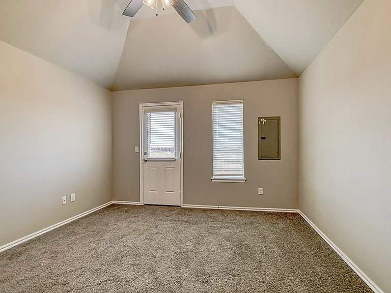 1005 Saint Cecil — Photo 20