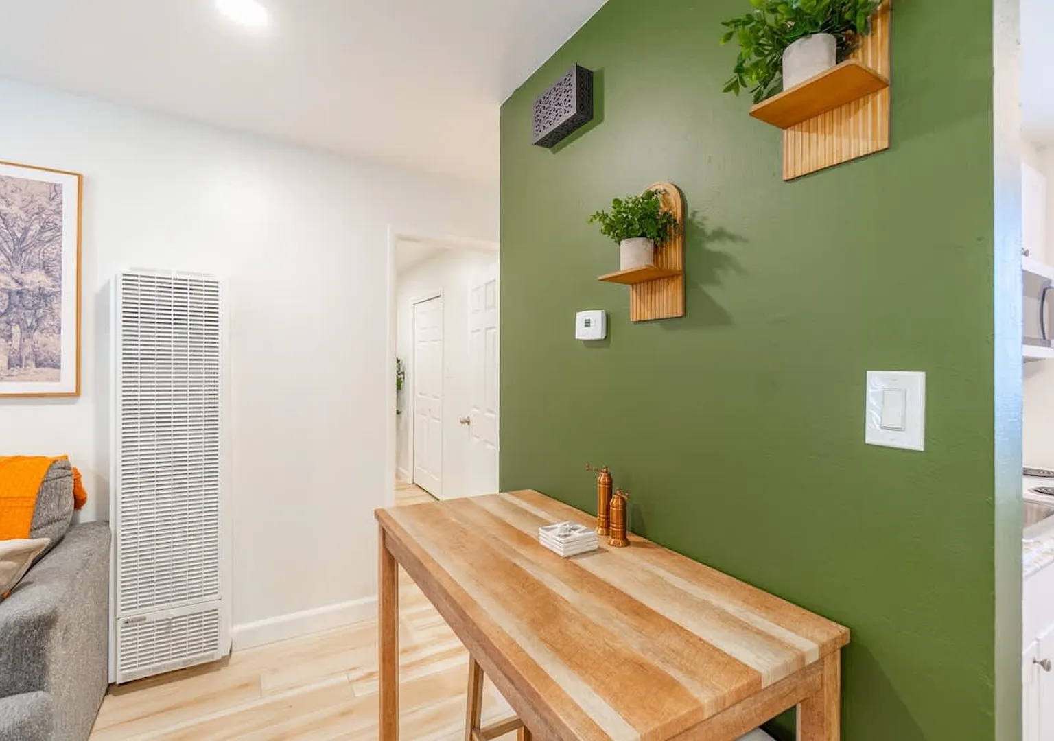 Emerald Escape - UNR & Pet Friendly - Fenced Yard — Photo 3