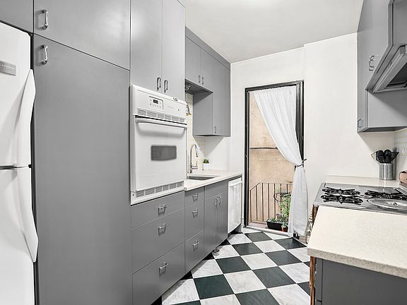 5th image of 461 W 44th St