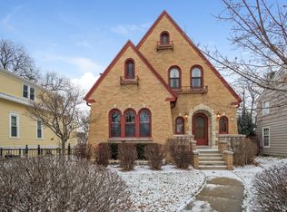 406 E Hampton Rd, Whitefish Bay, WI 53217