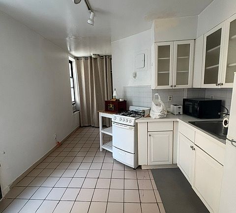 5th image of 300 1/2 E 65th St APT 4A