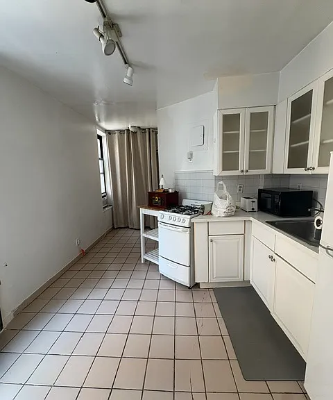 300 1/2 E 65th St #4A — Photo 5