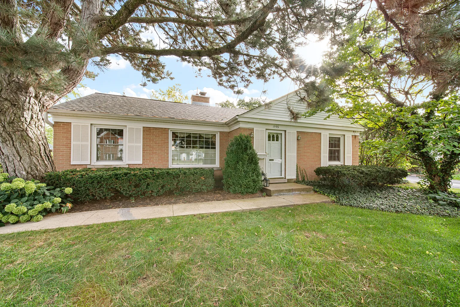 1935 Robincrest Ln photo 1