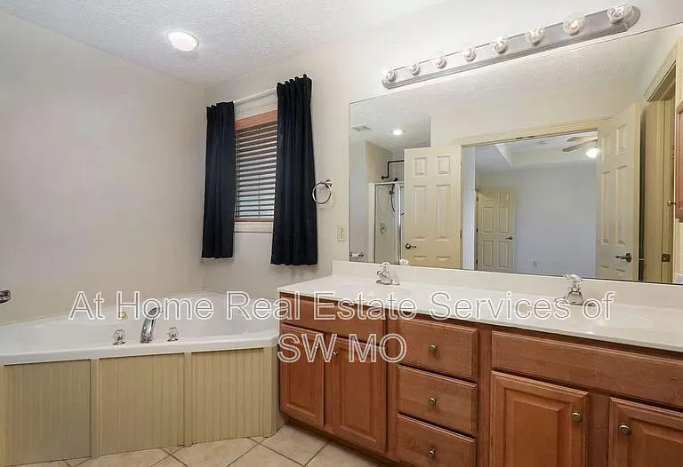 122 W Sandalwood Ln — Photo 9