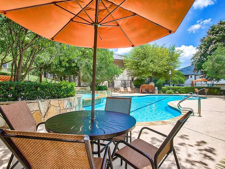 Nestled in a serene setting with beautiful views, Mission Oak apartment provides a peaceful retreat that feels worlds away while being conveniently located near shopping, dining, and major employers.