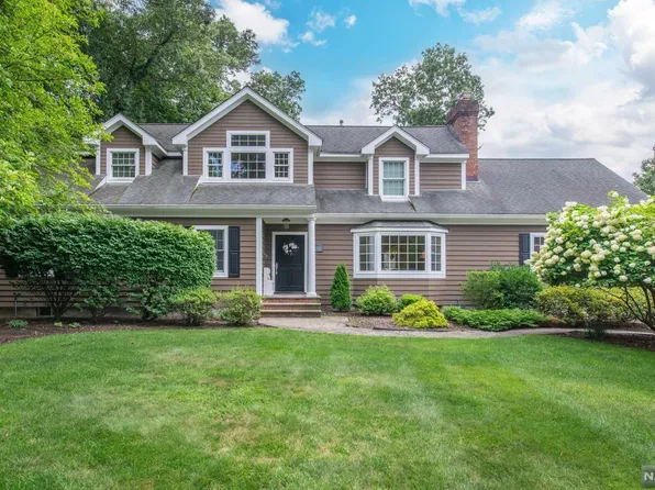 368 Oakwood Dr, Wyckoff, NJ 07481