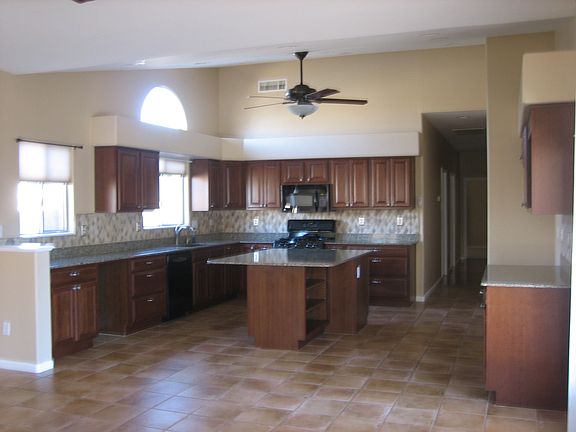 Kitchen w/ upgraded cabinets