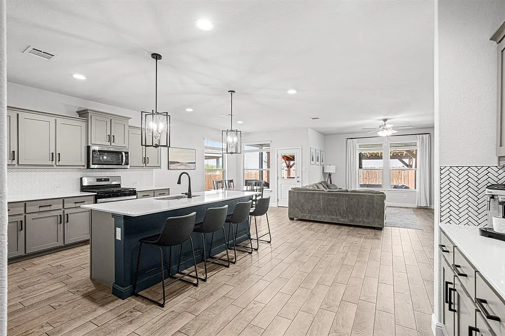 4 bed, 2.0 bath, 2039 sqft, $2,300 — Photo 2