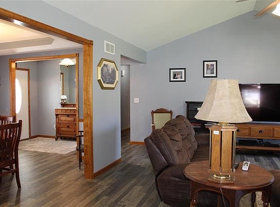 3rd image of 211 Pecan St