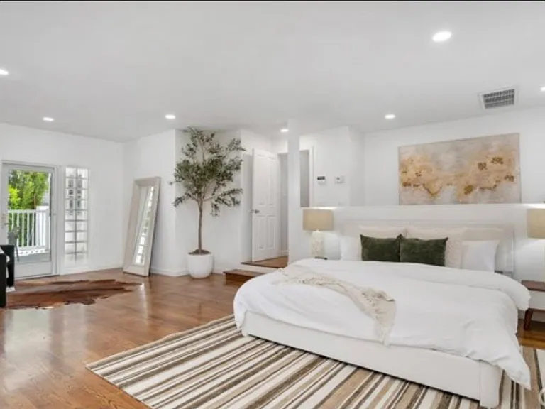 12535 Kling St — Photo 3