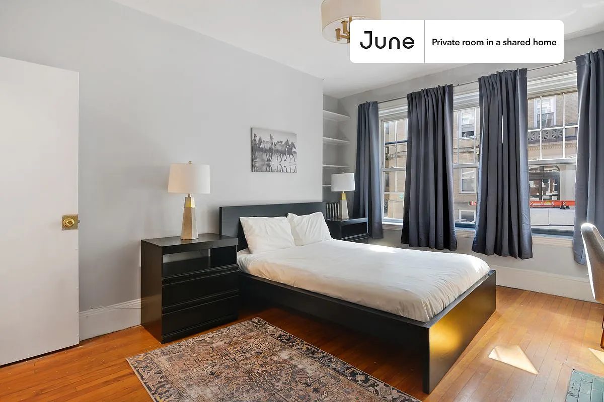 Queen bedroom in 6 bed/2 bath home in Allston #537 E — Photo 1