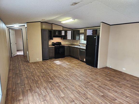 4th image of 931 S Pine Lake Rd