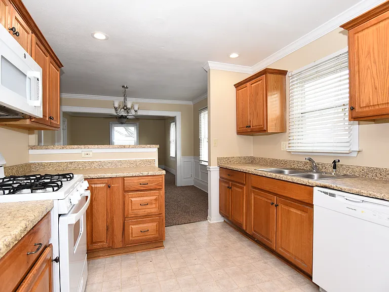 302 E Aquarium Pl — Photo 9