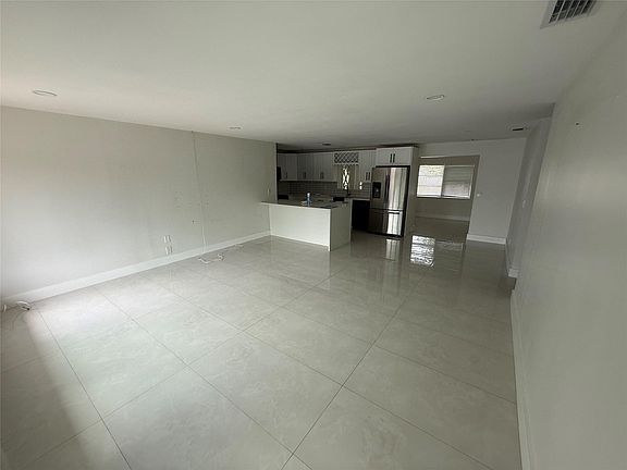 4th image of 521 NW 38th Place
