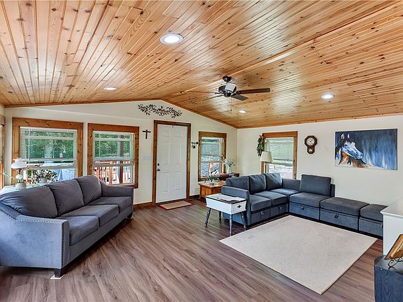 4th image of 110 Lakeshore Ln