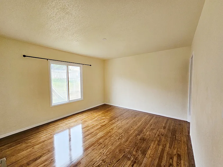 320 Skyline Dr — Photo 2