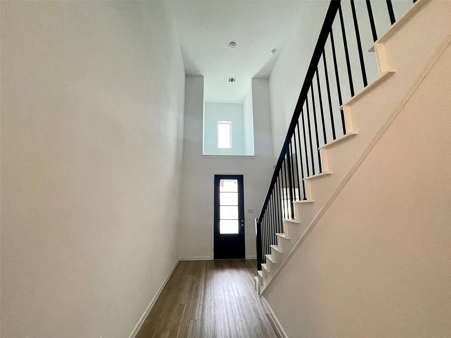 4 bed, 3.5 bath, 2667 sqft, $2,750 — Photo 2