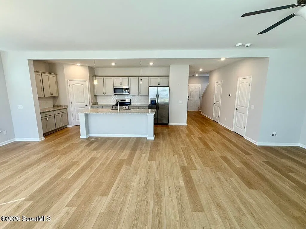3 bed, 2.5 bath, 2340 sqft, $2,300 — Photo 4