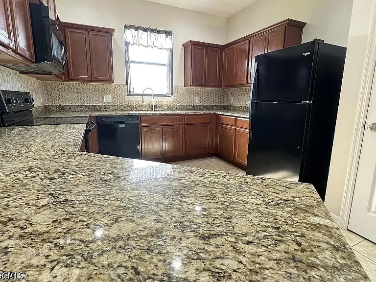 511 NE 19th Place Cpe — Photo 4