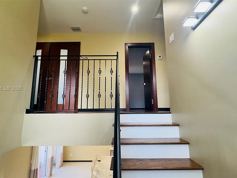 1094 Redwood St #1094 — Photo 12