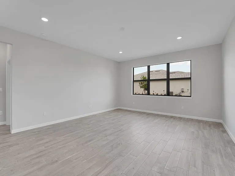 845 SE Courances Dr — Photo 6