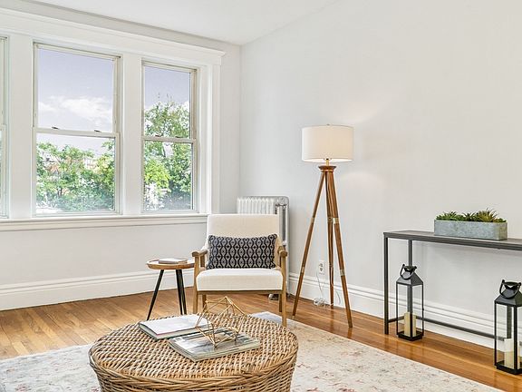 2nd image of 8 Kinross Rd APT 4