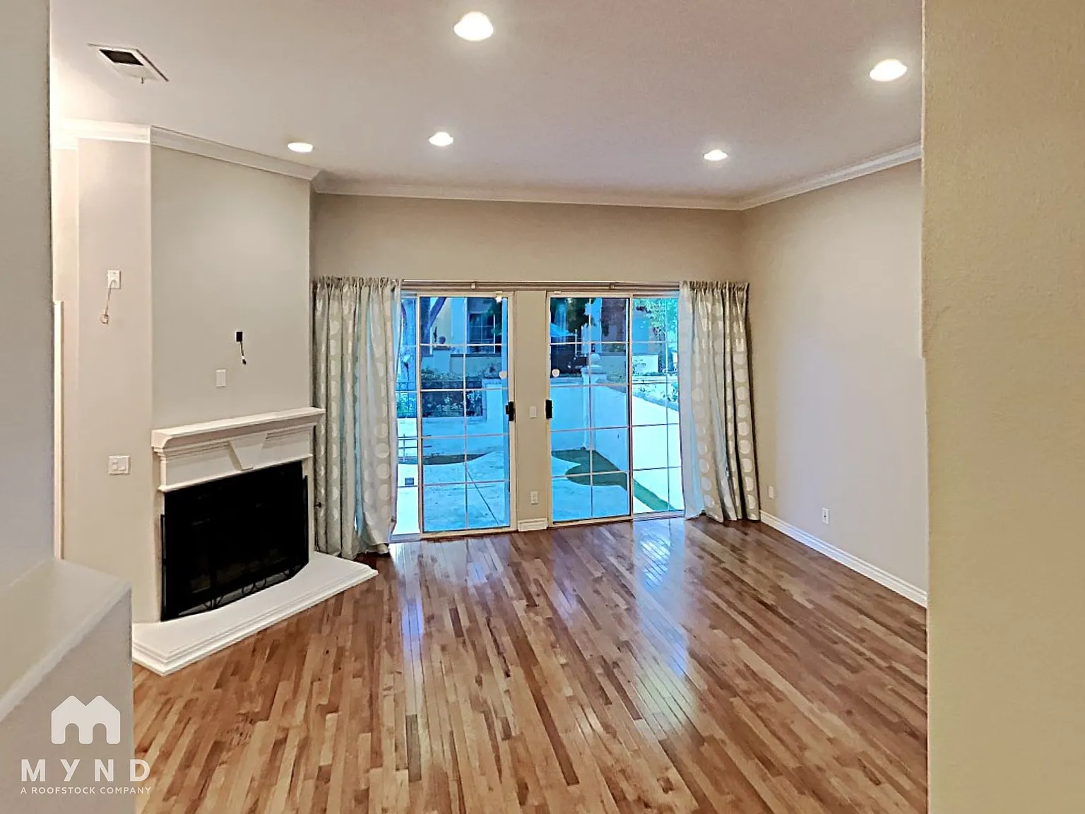 2 bed, 2.5 bath, 1997 sqft, $6,100 — Photo 2
