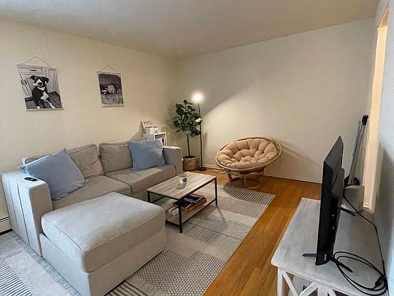 4th image of 543 W Briar Pl #535-454
