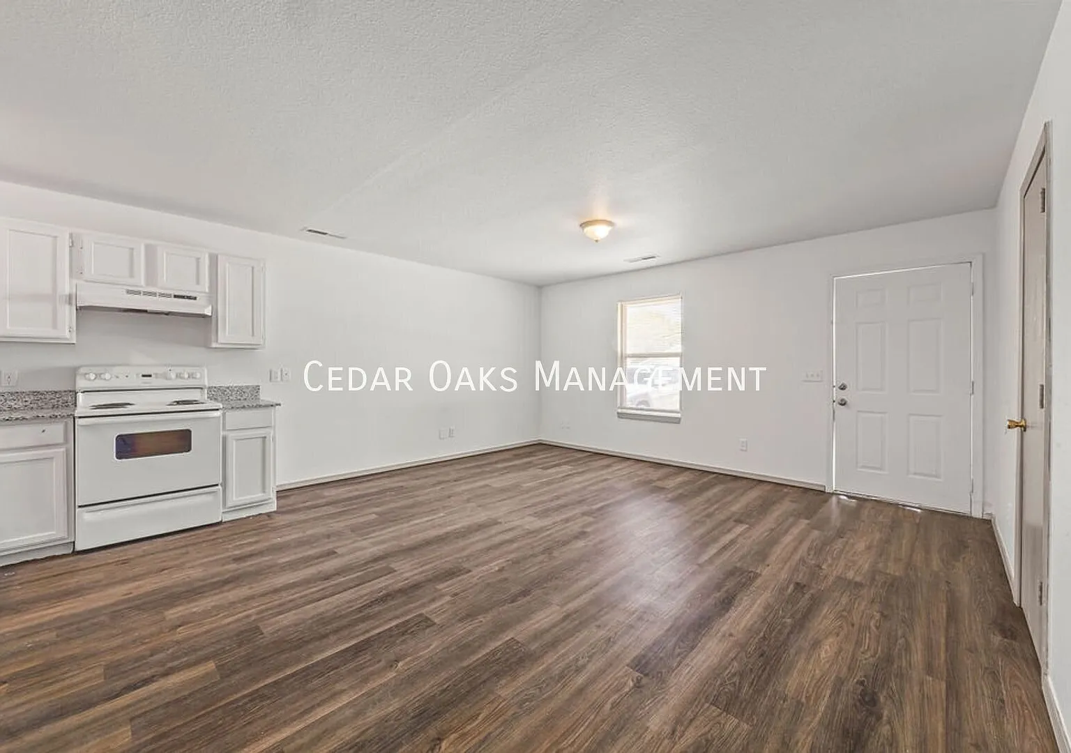 3 Bedroom Duplex With Open Living Area - Move In Promotion (Up To 1/2 Off First Months Rent Upon ... — Photo 2