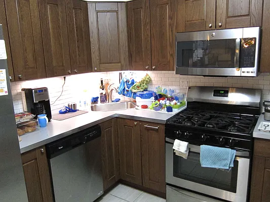 Rented by Zikos Realty Services | media 19